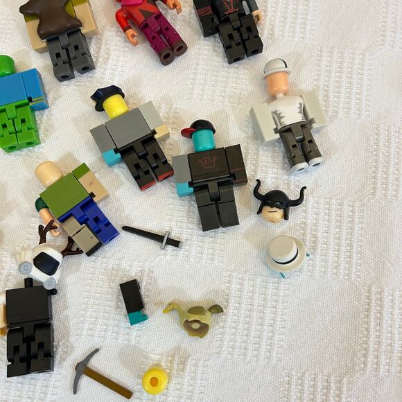 Roblox Action Figures Assorted Pieces - Picture 9 of 9